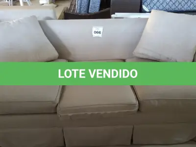 LOTE 066 - 01 SOFÁ 03 LUGARES. (NO ESTADO EM QUE SE ENCONTRA. SUJEITO A AVARIAS OCULTAS/VISÍVEIS.) AV9589V