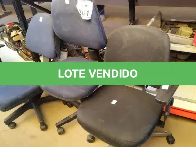 LOTE 301 - 03 CADEIRAS GIRATÓRIAS COM RODINHAS. (NO ESTADO) ATENÇÃO! FAZER A VISITAÇÃO ANTES DE ARREMATAR, NÃO SABEMOS SE FUNCIONA. LEILÃO NÃO TEM GARANTIA E NEM DEVOLUÇÃO, SUJEITO A POSSÍVEIS AVARIAS VISÍVEIS/OCULTAS E/OU AUSÊNCIA DE COMPONENTES.