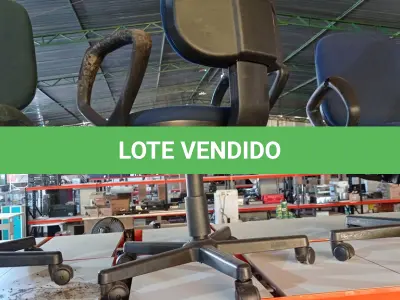 LOTE 040 - 01 CADEIRA GIRATÓRIA COM RODINHAS. (NO ESTADO) ATENÇÃO! FAZER A VISITAÇÃO ANTES DE ARREMATAR, NÃO SABEMOS SE FUNCIONA, LEILÃO NÃO TEM GARANTIA E NEM DEVOLUÇÃO, SUJEITO A POSSÍVEIS AVARIAS VISÍVEIS/OCULTAS E/OU AUSÊNCIA DE COMPONENTES.
