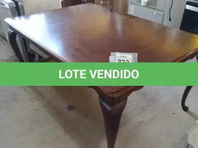 LOTE 229 - 01 MESA EM MADEIRA.  (NO ESTADO EM QUE SE ENCONTRA. SUJEITO A AVARIAS OCULTAS/VISÍVEIS.)  AV9946C