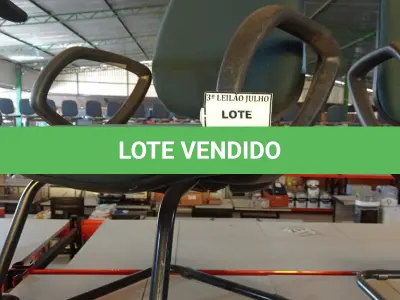 LOTE 100 - 01 CADEIRA DE ESCRITÓRIO COM PÉS FIXOS. (NO ESTADO) ATENÇÃO! FAZER A VISITAÇÃO ANTES DE ARREMATAR, NÃO SABEMOS SE FUNCIONA, LEILÃO NÃO TEM GARANTIA E NEM DEVOLUÇÃO, SUJEITO A POSSÍVEIS AVARIAS VISÍVEIS/OCULTAS E/OU AUSÊNCIA DE COMPONENTES.