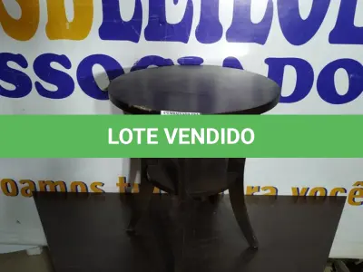 LOTE 216 -  01 MESA DE CENTRO EM MADEIRA. (NO ESTADO EM QUE SE ENCONTRA. SUJEITO A AVARIAS OCULTAS/VISÍVEIS.) AU2439K 