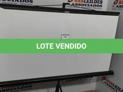 LOTE 115 - 01 TELA DE PROJEÇÃO RETRÁTIL. (NO ESTADO) ATENÇÃO! FAZER A VISITAÇÃO ANTES DE ARREMATAR, NÃO SABEMOS SE FUNCIONA, LEILÃO NÃO TEM GARANTIA E NEM DEVOLUÇÃO, SUJEITO A POSSÍVEIS AVARIAS VISÍVEIS/OCULTAS E/OU AUSÊNCIA DE COMPONENTES.