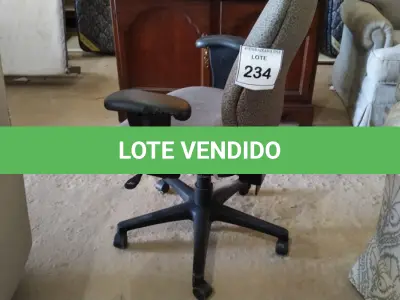 LOTE 234 -  01 CADEIRA GIRATÓRIA. (NO ESTADO EM QUE SE ENCONTRA. SUJEITO A AVARIAS OCULTAS/VISÍVEIS.)  