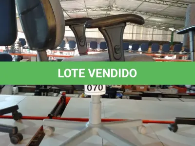 LOTE 070 - 01 CADEIRA GIRATÓRIA COM RODINHAS. (NO ESTADO) ATENÇÃO! FAZER A VISITAÇÃO ANTES DE ARREMATAR, NÃO SABEMOS SE FUNCIONA, LEILÃO NÃO TEM GARANTIA E NEM DEVOLUÇÃO, SUJEITO A POSSÍVEIS AVARIAS VISÍVEIS/OCULTAS E/OU AUSÊNCIA DE COMPONENTES.