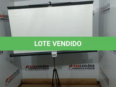 LOTE 092 - 01 TELA DE PROJEÇÃO RETRÁTIL. (NO ESTADO) ATENÇÃO! FAZER A VISITAÇÃO ANTES DE ARREMATAR, NÃO SABEMOS SE FUNCIONA, LEILÃO NÃO TEM GARANTIA E NEM DEVOLUÇÃO, SUJEITO A POSSÍVEIS AVARIAS VISÍVEIS/OCULTAS E/OU AUSÊNCIA DE COMPONENTES.