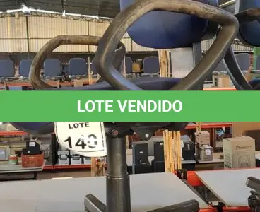 LOTE 140 - 01 CADEIRA DE ESCRITÓRIO GIRATÓRIA COM RODINHAS. (NO ESTADO) ATENÇÃO! FAZER A VISITAÇÃO ANTES DE ARREMATAR, NÃO SABEMOS SE FUNCIONA, LEILÃO NÃO TEM GARANTIA E NEM DEVOLUÇÃO, SUJEITO A POSSÍVEIS AVARIAS VISÍVEIS/OCULTAS E/OU AUSÊNCIA DE COMPONENTES.