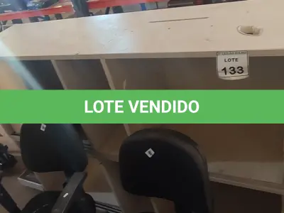 LOTE 133 - 02 BANCADAS 1,5M COM PORTA E 02 CADEIRAS DE ESCRITÓRIO GIRATÓRIAS COM RODINHAS. (NO ESTADO) ATENÇÃO! FAZER A VISITAÇÃO ANTES DE ARREMATAR, NÃO SABEMOS SE FUNCIONA, LEILÃO NÃO TEM GARANTIA E NEM DEVOLUÇÃO, SUJEITO A POSSÍVEIS AVARIAS VISÍVEIS/OCULTAS E/OU AUSÊNCIA DE COMPONENTES.