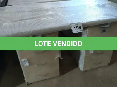 LOTE 198 - 01 MESA EM MADEIRA COM GAVETEIROS. (NO ESTADO EM QUE SE ENCONTRA. SUJEITO A AVARIAS OCULTAS/VISÍVEIS.)  
