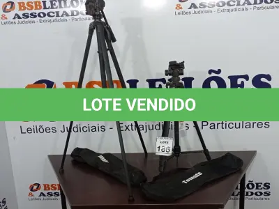 LOTE 186 - 02 TRIPÉS PARA CÂMERA MARCA TOMATE. (NO ESTADO) ATENÇÃO! FAZER A VISITAÇÃO ANTES DE ARREMATAR, NÃO SABEMOS SE FUNCIONA, LEILÃO NÃO TEM GARANTIA E NEM DEVOLUÇÃO, SUJEITO A POSSÍVEIS AVARIAS VISÍVEIS/OCULTAS E/OU AUSÊNCIA DE COMPONENTES.