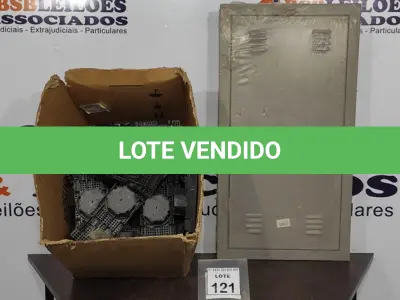 LOTE 121 - 01 QUADRO ELÉTRICO, 01 LOTE COM CAIXAS DE LUZ PARA LAJOTA. (NO ESTADO) ATENÇÃO! FAZER A VISITAÇÃO ANTES DE ARREMATAR, NÃO SABEMOS SE FUNCIONA. LEILÃO NÃO TEM GARANTIA E NEM DEVOLUÇÃO, SUJEITO A POSSÍVEIS AVARIAS VISÍVEIS/OCULTAS E/OU AUSÊNCIA DE COMPONENTES.