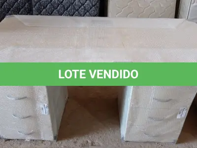 LOTE 247 -  01 MESA EM MADEIRA COM GAVETAS. (NO ESTADO EM QUE SE ENCONTRA. SUJEITO A AVARIAS OCULTAS/VISÍVEIS.)  