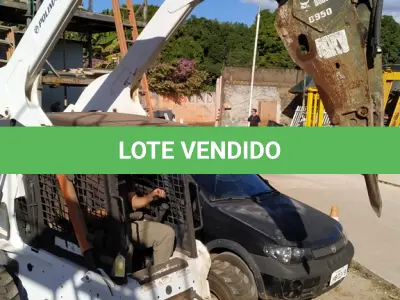 LOTE 176 - 01 MINI CARREGADEIRA BOBCAT S300 A DISEL COM 02 IMPLEMENTOS, ANO 2004. (NO ESTADO EM QUE SE ENCONTRA. SUJEITO A AVARIAS OCULTAS/VISÍVEIS.) AV9497M