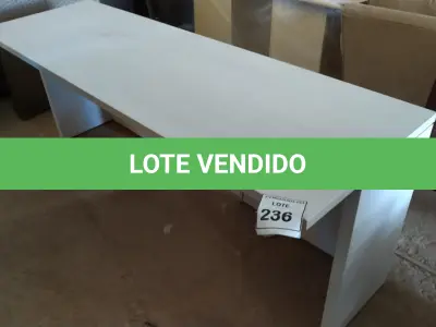 LOTE 236 -  01 MESA EM MADEIRA. (NO ESTADO EM QUE SE ENCONTRA. SUJEITO A AVARIAS OCULTAS/VISÍVEIS.)  