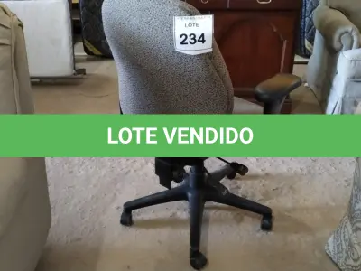 LOTE 234 -  01 CADEIRA GIRATÓRIA. (NO ESTADO EM QUE SE ENCONTRA. SUJEITO A AVARIAS OCULTAS/VISÍVEIS.)  