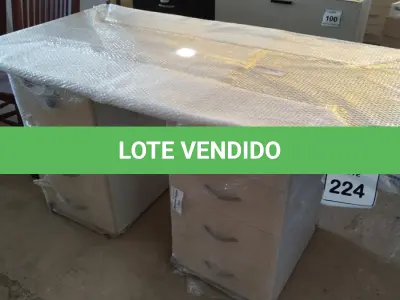 LOTE 224 -  01 MESA EM MADEIRA COM GAVETEIROS. (NO ESTADO EM QUE SE ENCONTRA. SUJEITO A AVARIAS OCULTAS/VISÍVEIS.)  