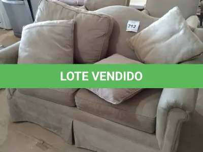 LOTE 212 - 01 SOFÁ 02 LUGARES. (NO ESTADO EM QUE SE ENCONTRA. SUJEITO A AVARIAS OCULTAS/VISÍVEIS.)  AU2079N