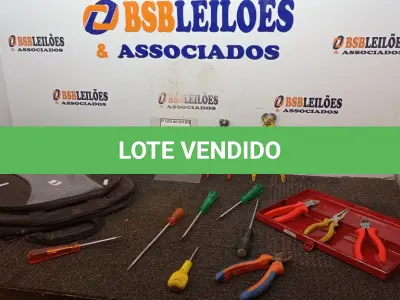 LOTE 153 - 01 CASE COM 04 CHAVE PHILIPS, 02 CHAVES DE FENDA, 01 ESTOJO COM 04 ALICATES DE FUNÇÕES VARIADAS E 02 ALICATES TURQUESA. (NO ESTADO) ATENÇÃO! FAZER A VISITAÇÃO ANTES DE ARREMATAR, NÃO SABEMOS SE FUNCIONA, LEILÃO NÃO TEM GARANTIA E NEM DEVOLUÇÃO, SUJEITO A POSSÍVEIS AVARIAS VISÍVEIS/OCULTAS E/OU AUSÊNCIA DE COMPONENTES.