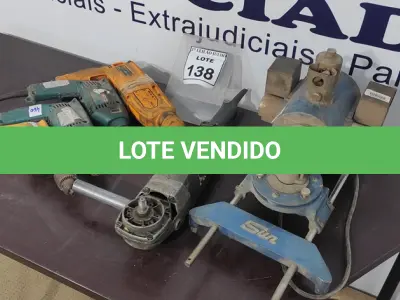 LOTE 138 - 03 FURADEIRAS ELÉTRICAS, 01 MARTELETE COMBINADO, 01 ESMERILHADEIRA 01 TESOURA ELÉTRICA PARA CORTE DE CHAPA METÁLICA. (NO ESTADO) ATENÇÃO! FAZER A VISITAÇÃO ANTES DE ARREMATAR, NÃO SABEMOS SE FUNCIONA, LEILÃO NÃO TEM GARANTIA E NEM DEVOLUÇÃO, SUJEITO A POSSÍVEIS AVARIAS VISÍVEIS/OCULTAS E/OU AUSÊNCIA DE COMPONENTES.