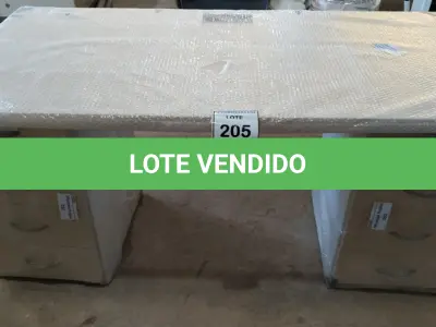 LOTE 205 - 01 MESA EM MADEIRA COM GAVETEIROS.  (NO ESTADO EM QUE SE ENCONTRA. SUJEITO A AVARIAS OCULTAS/VISÍVEIS.)  