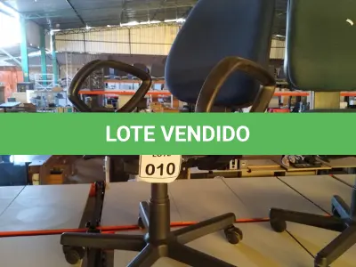 LOTE 010 - 01 CADEIRA GIRATÓRIA COM RODINHAS. (NO ESTADO) ATENÇÃO! FAZER A VISITAÇÃO ANTES DE ARREMATAR, NÃO SABEMOS SE FUNCIONA, LEILÃO NÃO TEM GARANTIA E NEM DEVOLUÇÃO, SUJEITO A POSSÍVEIS AVARIAS VISÍVEIS/OCULTAS E/OU AUSÊNCIA DE COMPONENTES.