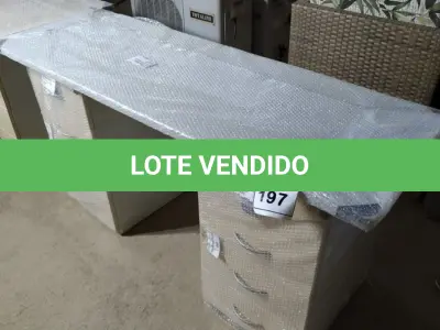LOTE 197 -  01 MESA EM MADEIRA COM GAVETEIROS. (NO ESTADO EM QUE SE ENCONTRA. SUJEITO A AVARIAS OCULTAS/VISÍVEIS.)  