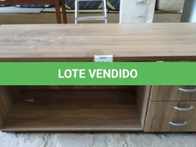 LOTE 231 -  01 MESA EM MADEIRA COM GAVETEIRO. (NO ESTADO EM QUE SE ENCONTRA. SUJEITO A AVARIAS OCULTAS/VISÍVEIS.)  