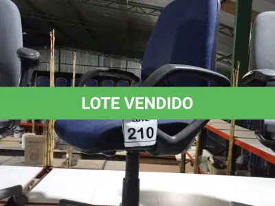 LOTE 210 - 01 CADEIRA DE ESCRITÓRIO GIRATÓRIA COM RODINHAS. (NO ESTADO) ATENÇÃO! FAZER A VISITAÇÃO ANTES DE ARREMATAR, NÃO SABEMOS SE FUNCIONA, LEILÃO NÃO TEM GARANTIA E NEM DEVOLUÇÃO, SUJEITO A POSSÍVEIS AVARIAS VISÍVEIS/OCULTAS E/OU AUSÊNCIA DE COMPONENTES.