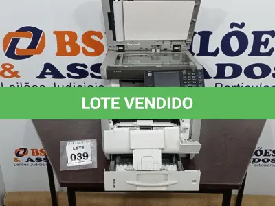 LOTE 039 - 01 IMPRESSORA MULTIFUNCIONAL MODELO SP4510SF MARCA RICOH. (NO ESTADO) ATENÇÃO! FAZER A VISITAÇÃO ANTES DE ARREMATAR, NÃO SABEMOS SE FUNCIONA, LEILÃO NÃO TEM GARANTIA E NEM DEVOLUÇÃO, SUJEITO A POSSÍVEIS AVARIAS VISÍVEIS/OCULTAS E/OU AUSÊNCIA DE COMPONENTES.
