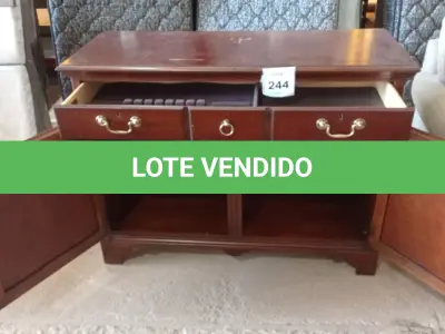 LOTE 244 - 01 CÔMODA EM MADEIRA COM 01 GAVETA E 02 PORTAS.  (NO ESTADO EM QUE SE ENCONTRA. SUJEITO A AVARIAS OCULTAS/VISÍVEIS.)  AV9531M