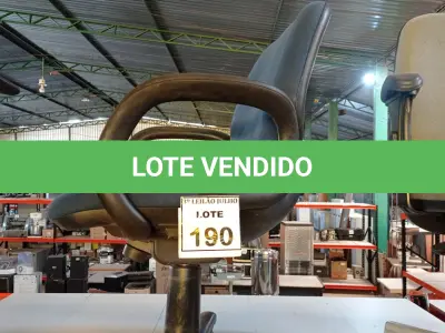 LOTE 190 - 01 CADEIRA DE ESCRITÓRIO GIRATÓRIA COM RODINHAS. (NO ESTADO) ATENÇÃO! FAZER A VISITAÇÃO ANTES DE ARREMATAR, NÃO SABEMOS SE FUNCIONA, LEILÃO NÃO TEM GARANTIA E NEM DEVOLUÇÃO, SUJEITO A POSSÍVEIS AVARIAS VISÍVEIS/OCULTAS E/OU AUSÊNCIA DE COMPONENTES.