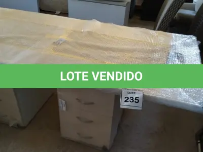LOTE 235 -  01 MESA EM MADEIRA COM GAVETEIROS. (NO ESTADO EM QUE SE ENCONTRA. SUJEITO A AVARIAS OCULTAS/VISÍVEIS.)  