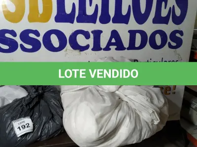 LOTE 192 - 01 SACO COM CORTINAS. (NO ESTADO EM QUE SE ENCONTRA. SUJEITO A AVARIAS OCULTAS/VISÍVEIS.)  