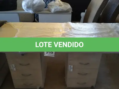 LOTE 235 -  01 MESA EM MADEIRA COM GAVETEIROS. (NO ESTADO EM QUE SE ENCONTRA. SUJEITO A AVARIAS OCULTAS/VISÍVEIS.)  