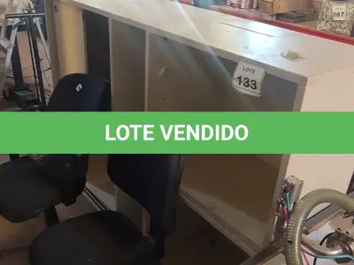 LOTE 133 - 02 BANCADAS 1,5M COM PORTA E 02 CADEIRAS DE ESCRITÓRIO GIRATÓRIAS COM RODINHAS. (NO ESTADO) ATENÇÃO! FAZER A VISITAÇÃO ANTES DE ARREMATAR, NÃO SABEMOS SE FUNCIONA, LEILÃO NÃO TEM GARANTIA E NEM DEVOLUÇÃO, SUJEITO A POSSÍVEIS AVARIAS VISÍVEIS/OCULTAS E/OU AUSÊNCIA DE COMPONENTES.
