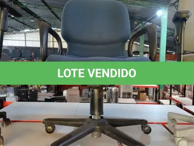 LOTE 190 - 01 CADEIRA DE ESCRITÓRIO GIRATÓRIA COM RODINHAS. (NO ESTADO) ATENÇÃO! FAZER A VISITAÇÃO ANTES DE ARREMATAR, NÃO SABEMOS SE FUNCIONA, LEILÃO NÃO TEM GARANTIA E NEM DEVOLUÇÃO, SUJEITO A POSSÍVEIS AVARIAS VISÍVEIS/OCULTAS E/OU AUSÊNCIA DE COMPONENTES.