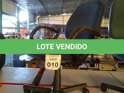 LOTE 010 - 01 CADEIRA GIRATÓRIA COM RODINHAS. (NO ESTADO) ATENÇÃO! FAZER A VISITAÇÃO ANTES DE ARREMATAR, NÃO SABEMOS SE FUNCIONA, LEILÃO NÃO TEM GARANTIA E NEM DEVOLUÇÃO, SUJEITO A POSSÍVEIS AVARIAS VISÍVEIS/OCULTAS E/OU AUSÊNCIA DE COMPONENTES.