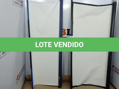 LOTE 082 - 02 TELAS DE PROJEÇÃO RETRÁTIL. (NO ESTADO) ATENÇÃO! FAZER A VISITAÇÃO ANTES DE ARREMATAR, NÃO SABEMOS SE FUNCIONA, LEILÃO NÃO TEM GARANTIA E NEM DEVOLUÇÃO, SUJEITO A POSSÍVEIS AVARIAS VISÍVEIS/OCULTAS E/OU AUSÊNCIA DE COMPONENTES.