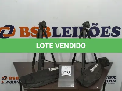 LOTE 218 - 02 TRIPÉS PARA CÂMERA MARCA TOMATE. (NO ESTADO) ATENÇÃO! FAZER A VISITAÇÃO ANTES DE ARREMATAR, NÃO SABEMOS SE FUNCIONA, LEILÃO NÃO TEM GARANTIA E NEM DEVOLUÇÃO, SUJEITO A POSSÍVEIS AVARIAS VISÍVEIS/OCULTAS E/OU AUSÊNCIA DE COMPONENTES.