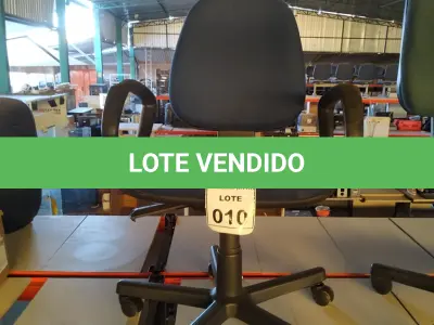 LOTE 010 - 01 CADEIRA GIRATÓRIA COM RODINHAS. (NO ESTADO) ATENÇÃO! FAZER A VISITAÇÃO ANTES DE ARREMATAR, NÃO SABEMOS SE FUNCIONA, LEILÃO NÃO TEM GARANTIA E NEM DEVOLUÇÃO, SUJEITO A POSSÍVEIS AVARIAS VISÍVEIS/OCULTAS E/OU AUSÊNCIA DE COMPONENTES.