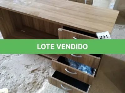 LOTE 231 -  01 MESA EM MADEIRA COM GAVETEIRO. (NO ESTADO EM QUE SE ENCONTRA. SUJEITO A AVARIAS OCULTAS/VISÍVEIS.)  