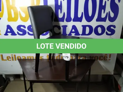 LOTE 179 -  01 CADEIRA DE MADEIRA ALMOFADADA (NO ESTADO EM QUE SE ENCONTRA. SUJEITO A AVARIAS OCULTAS/VISÍVEIS.) BF 8640F  