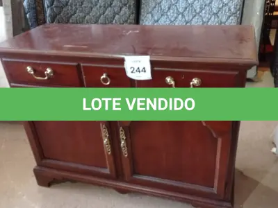 LOTE 244 - 01 CÔMODA EM MADEIRA COM 01 GAVETA E 02 PORTAS.  (NO ESTADO EM QUE SE ENCONTRA. SUJEITO A AVARIAS OCULTAS/VISÍVEIS.)  AV9531M