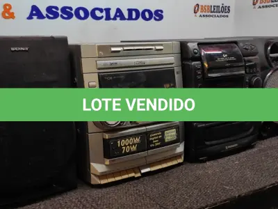 LOTE 104 - 02 APARELHOS DE SOM E 06 CAIXAS AVULSAS. (NO ESTADO) ATENÇÃO! FAZER A VISITAÇÃO ANTES DE ARREMATAR, NÃO SABEMOS SE FUNCIONA. LEILÃO NÃO TEM GARANTIA E NEM DEVOLUÇÃO, SUJEITO A POSSÍVEIS AVARIAS VISÍVEIS/OCULTAS E/OU AUSÊNCIA DE COMPONENTES.