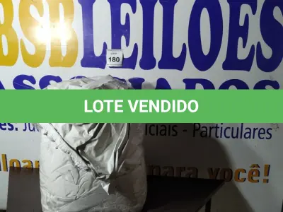 LOTE 180 - 01 SACO COM CORTINAS. (NO ESTADO EM QUE SE ENCONTRA. SUJEITO A AVARIAS OCULTAS/VISÍVEIS.)  