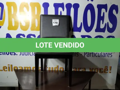 LOTE 179 -  01 CADEIRA DE MADEIRA ALMOFADADA (NO ESTADO EM QUE SE ENCONTRA. SUJEITO A AVARIAS OCULTAS/VISÍVEIS.) BF 8640F  