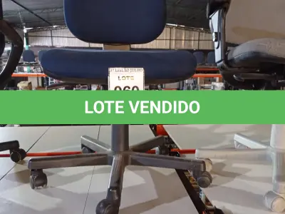 LOTE 060 - 01 CADEIRA GIRATÓRIA COM RODINHAS. (NO ESTADO) ATENÇÃO! FAZER A VISITAÇÃO ANTES DE ARREMATAR, NÃO SABEMOS SE FUNCIONA, LEILÃO NÃO TEM GARANTIA E NEM DEVOLUÇÃO, SUJEITO A POSSÍVEIS AVARIAS VISÍVEIS/OCULTAS E/OU AUSÊNCIA DE COMPONENTES.
