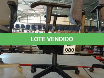 LOTE 080 - 01 CADEIRA GIRATÓRIA COM RODINHAS. (NO ESTADO) ATENÇÃO! FAZER A VISITAÇÃO ANTES DE ARREMATAR, NÃO SABEMOS SE FUNCIONA, LEILÃO NÃO TEM GARANTIA E NEM DEVOLUÇÃO, SUJEITO A POSSÍVEIS AVARIAS VISÍVEIS/OCULTAS E/OU AUSÊNCIA DE COMPONENTES.