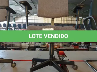 LOTE 090 - 01 CADEIRA GIRATÓRIA COM RODINHAS. (NO ESTADO) ATENÇÃO! FAZER A VISITAÇÃO ANTES DE ARREMATAR, NÃO SABEMOS SE FUNCIONA, LEILÃO NÃO TEM GARANTIA E NEM DEVOLUÇÃO, SUJEITO A POSSÍVEIS AVARIAS VISÍVEIS/OCULTAS E/OU AUSÊNCIA DE COMPONENTES.