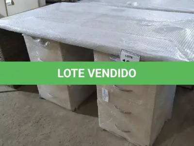 LOTE 198 - 01 MESA EM MADEIRA COM GAVETEIROS. (NO ESTADO EM QUE SE ENCONTRA. SUJEITO A AVARIAS OCULTAS/VISÍVEIS.)  